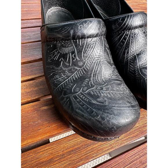 Dansko Black Leather Women's 9/EU 40 Professional Tooled Floral Embossed Clog - Picture 8 of 9